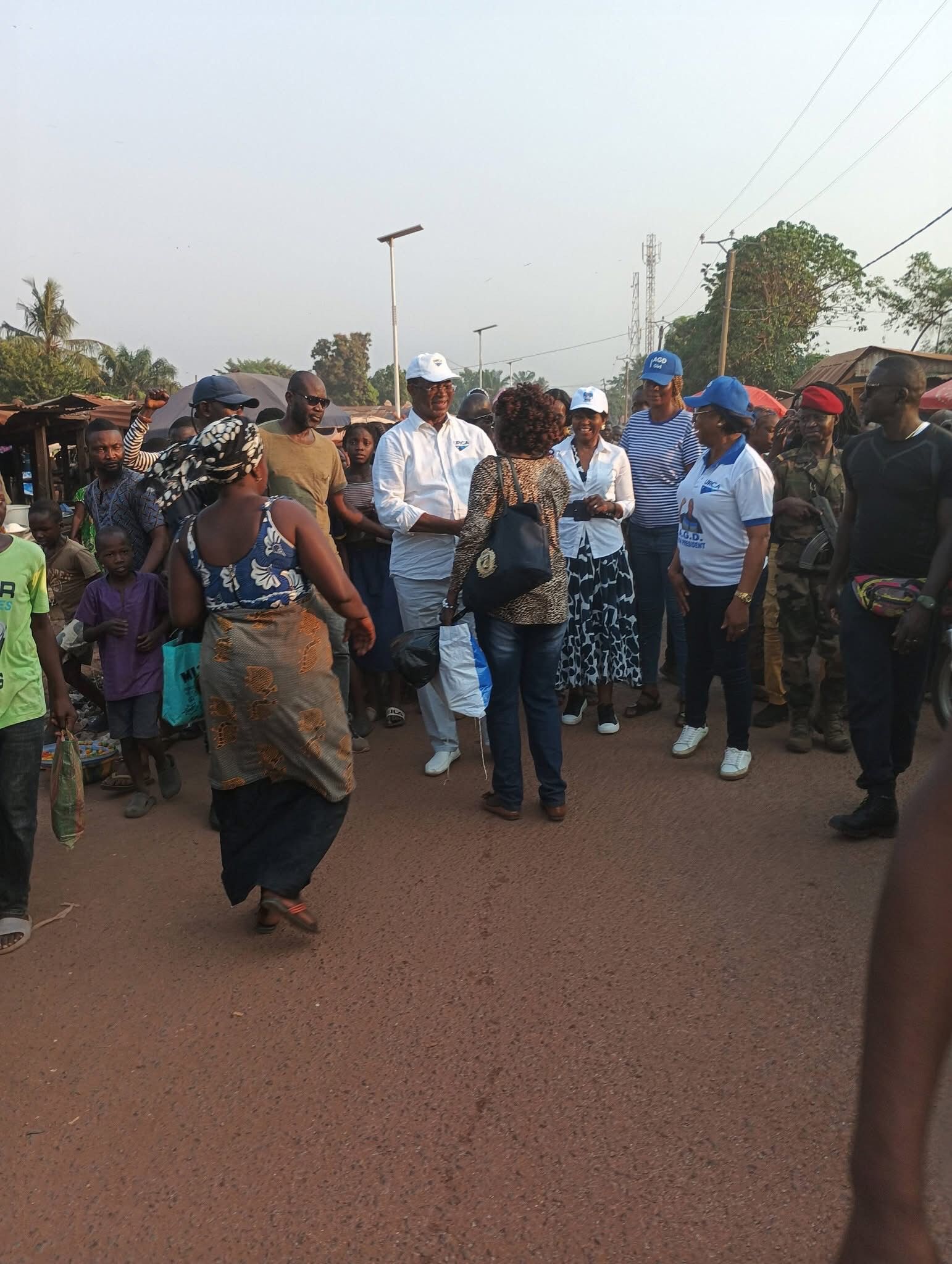 Cinquième jour de campagne : Anicet-Georges Dologuélé au contact des citoyens et face aux médias internationaux